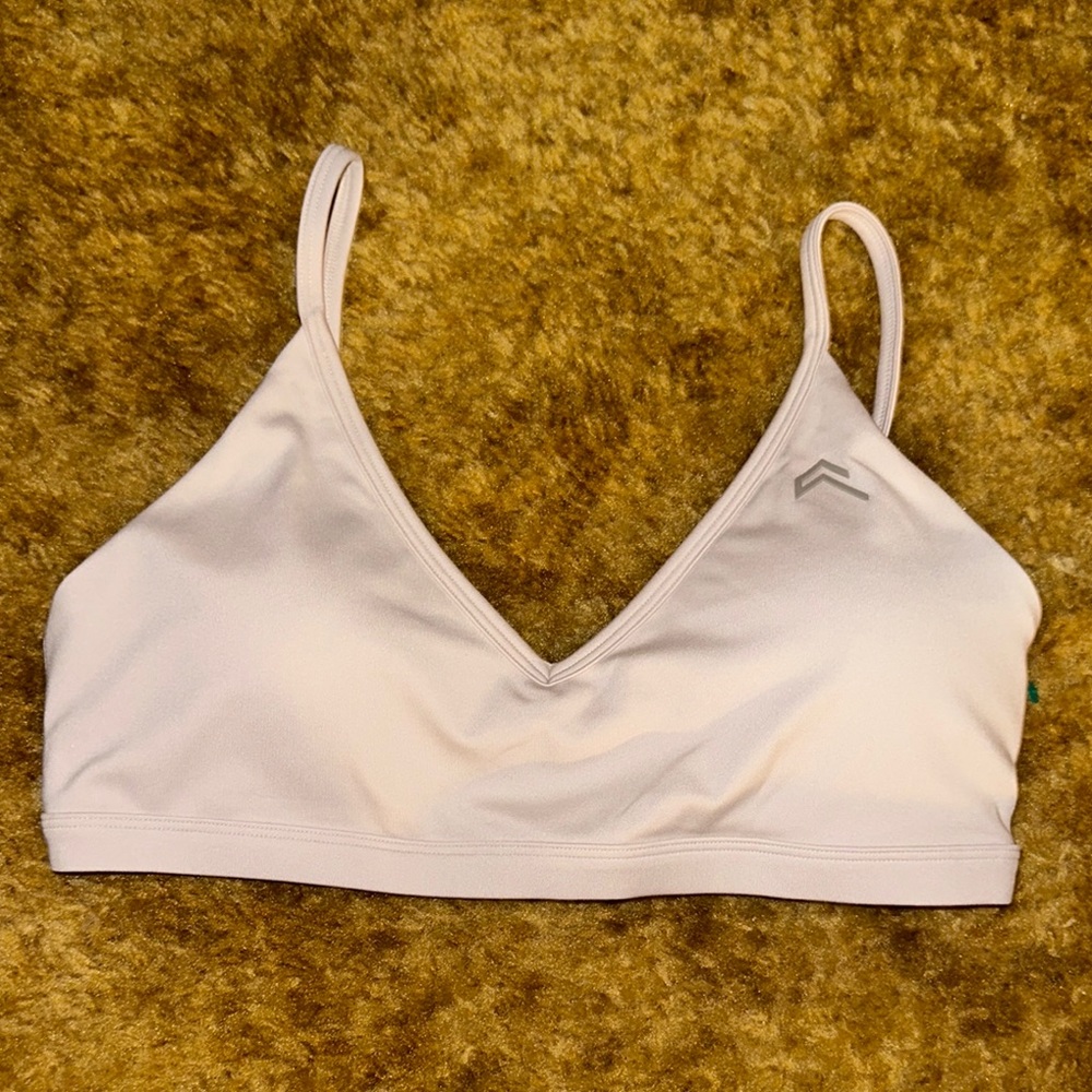 Alphalete Cream Sports Bra with V-Neck and Adjustable Straps